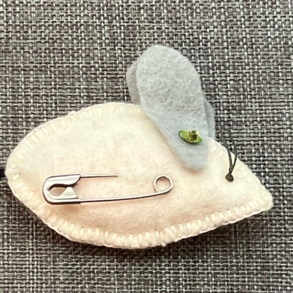 Vintage Kitsch Mouse Pin Brooch 2.5 In Grey Felt Black Yarn Green Sequin Retro - Picture 5 of 6